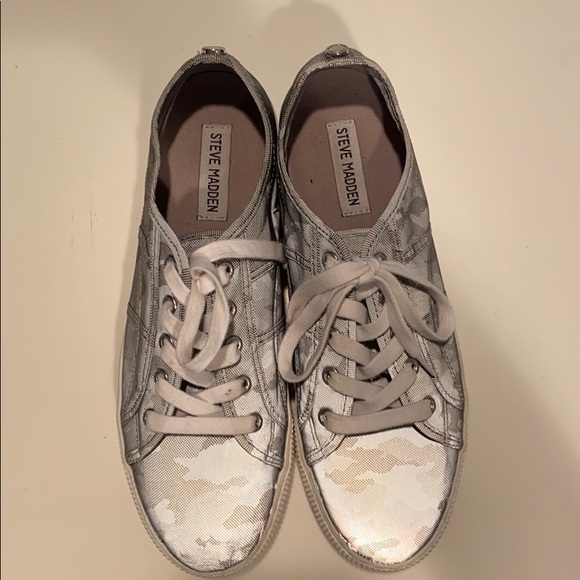 Steve Madden Shoes - Platform camo Steve Madden shoes